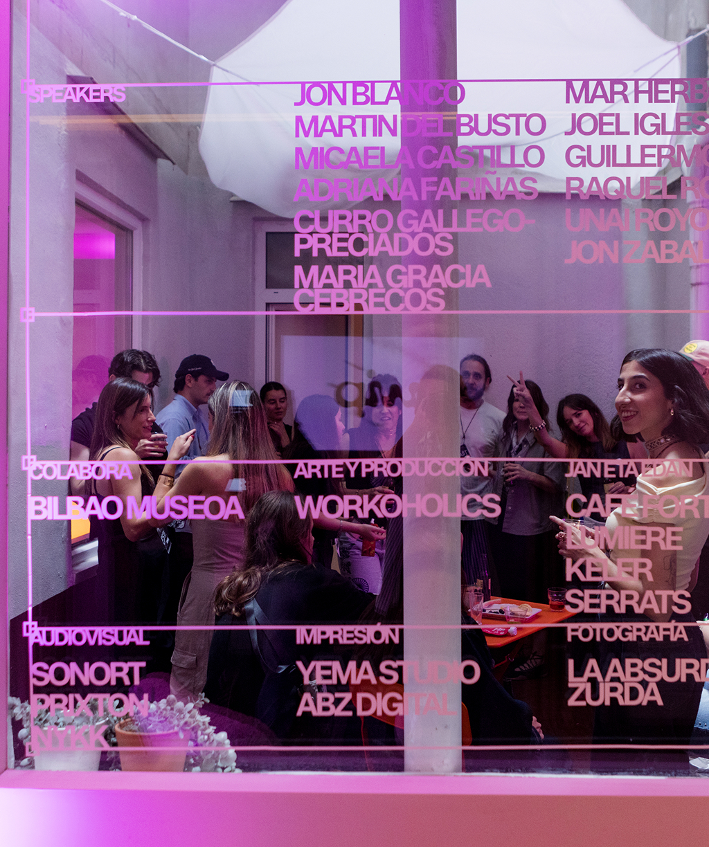 Personas tras cristal con rotulos del WIP