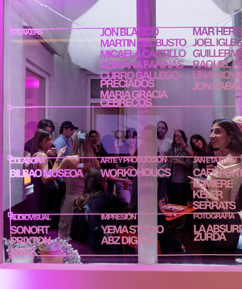 Personas tras cristal con rotulos del WIP